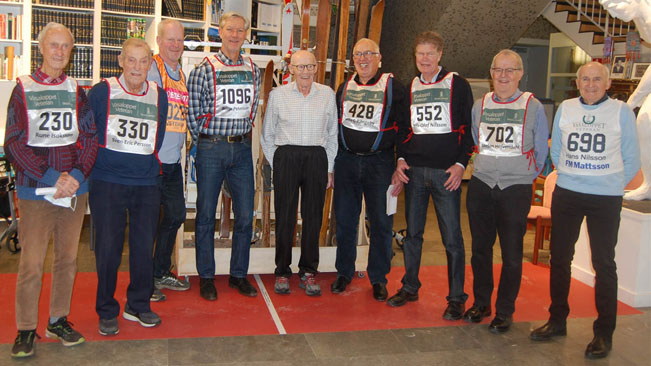 Vasaloppsveteraner som ni kan träffa på den 16:e. Från vänster: Rune Isaksson (30 lopp), Sven-Eric Persson (31), Tobias Itzigehl (32), Börje Pettersson (30), Olle Carlsson (44), Nils Rångeby (36), Nils-Olof Nilsson (41), Stefan Hofvendahl (33) och Hans Nilsson (30).