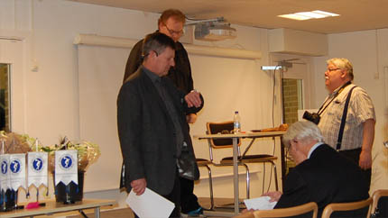 Fjellströms tåg är försenat, liksom vår hiss... Ingvar Petterson avgår dock planenligt.