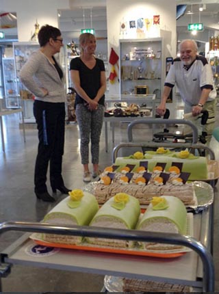Rullborden med fika har börjat köras fram.