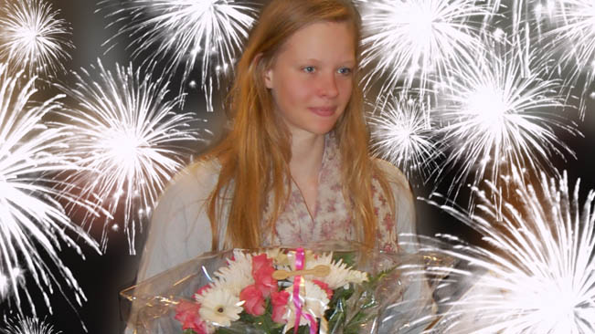 Louise Hansson fick blommor och pris när Idrottsmuseet invigde på IH