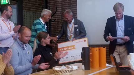 Christer Fermvik, ordförande i FIA, fick med sig en del pengar till Idrottsmuseet.