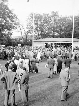 18 augusti 1950. Råå IF-HIF (1-3). Ett publikrekord med 22937. Ingen klocka på taket så långt ögat når.