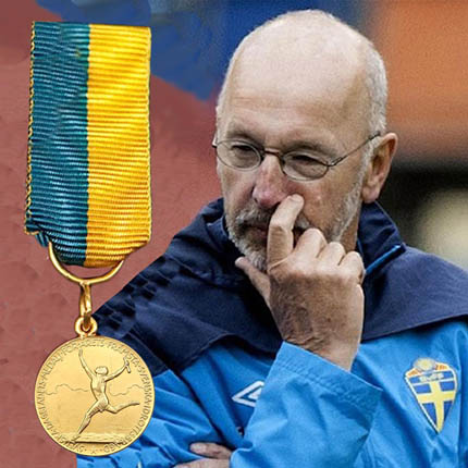 Henning Svendsen vid bragdmedaljen. Bildmontage.