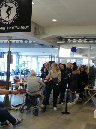 Victum gymnasieelever på väg in till premiären.